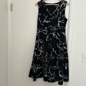Karl Lagerfeld Size 10 Sleeveless V-Neck Black & White Floral Fit & Flare Dress